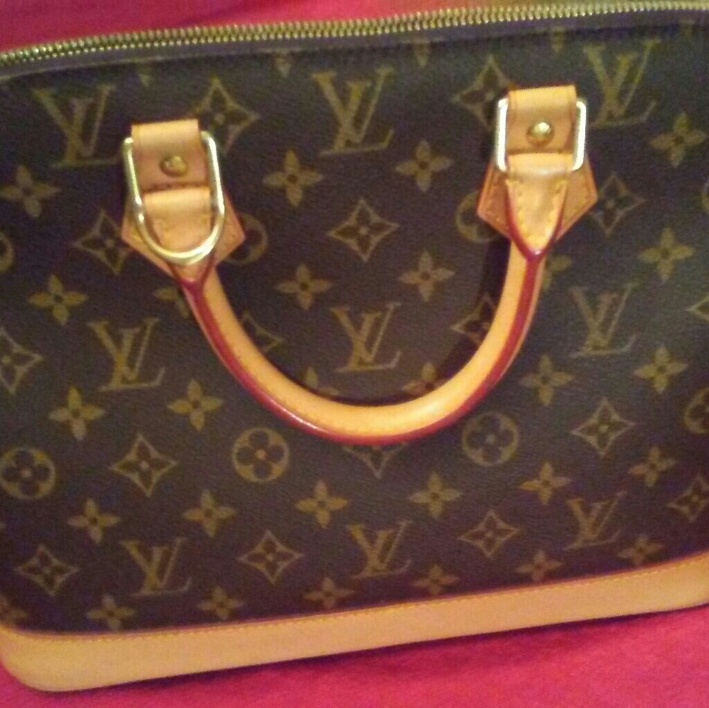 L.V hand bag like new just carried to church once